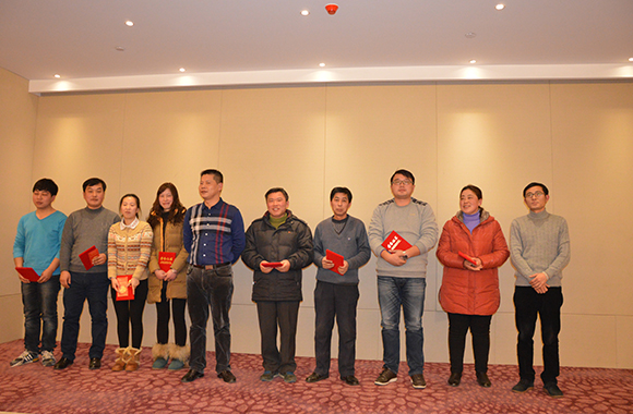 O chefe do Sr. Du of Runfa Aluminium convidou todas as coisas para uma festa de Ano Novo e estabeleceu uma tarefa de Ano Novo. 